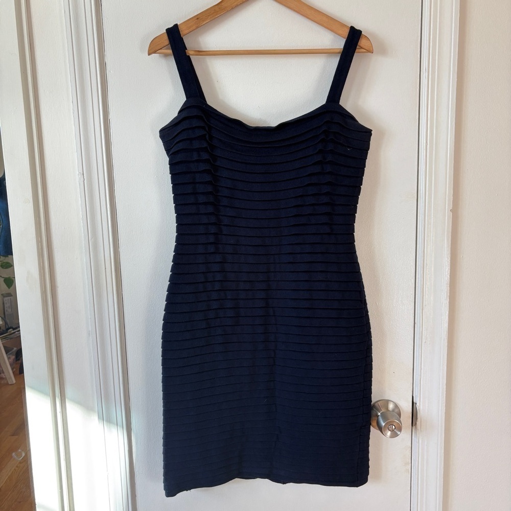 St. John sz 6 Santana Knit Navy Blue Tiered Cocktail Dress pleated Sheath